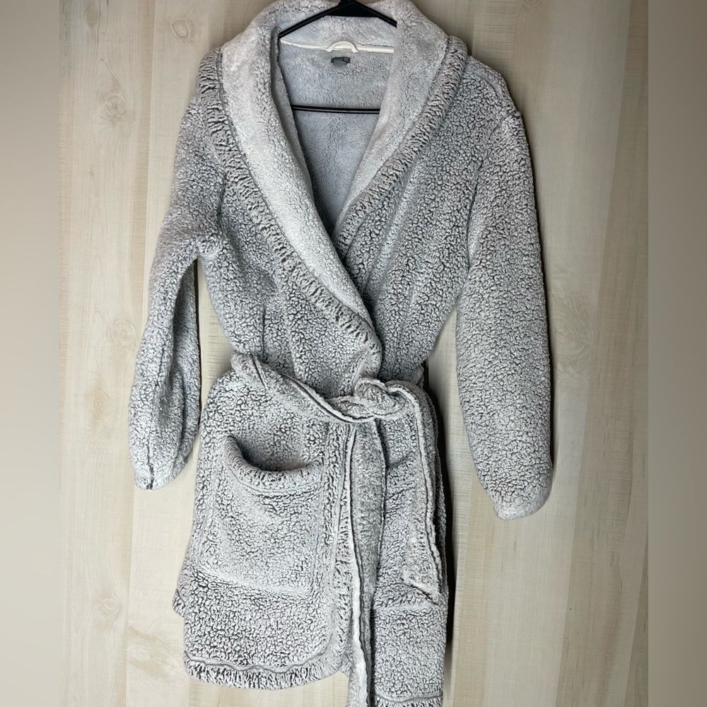 Aerie gray sherpa long sleeve belted short robe, size XS